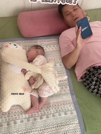 这哄睡玩偶也太好用了,她爸已经玩了4个小时手机了#哄睡玩偶 #哄睡神器#解放双手带娃 #安抚神器#人类幼崽成长计划