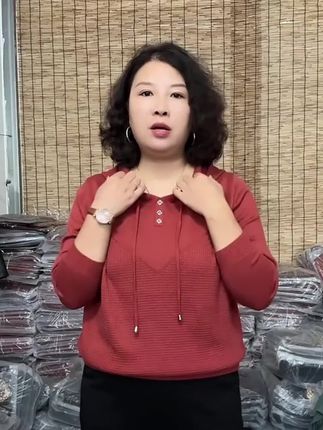 穿上它,秋天不再怕冷!宽松舒适,显瘦又百搭 秋冬穿啥?这款宽松舒适的套头衫帮你解决难题!#秋冬穿搭 #漂亮妈妈装 #显瘦穿搭 #大码女装 #休闲减龄