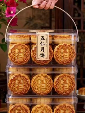 五仁月饼才是中秋的专属味道~精选核桃、杏仁、花生、瓜子、芝麻五种优质果仁,个个饱满酥脆。搭配清甜果脯与绵密饼皮,咬上一口,坚果醇香瞬间在口中散开,果脯微甜恰到好处中和油脂,每一口都超有满足感~它不只是一块月饼,更是中秋记忆里的独特味道,团圆时刻,让五仁月饼为你留住家的温暖~#中式糕点#五仁月饼 #超好吃 #月饼 #超便宜超划算