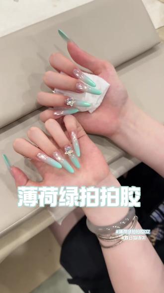 夏天的感觉这不就来了吗~薄荷绿拍拍胶免洗耐擦~ #美甲 #显白美甲 #夏日美甲 #上手超显白的夏日ins风美甲 #美甲教程