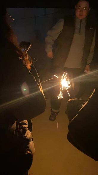 2026年正月十五元宵节亲人们聚在一起放烟花🧨🧨🧨