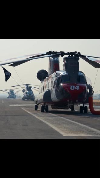 救命!这架“空中大水枪”直接把游泳池搬上天灭火! #河北庆鑫通航直升机飞行营地 #农林喷洒 #应急救援 #消防版支奴干 #消防装备