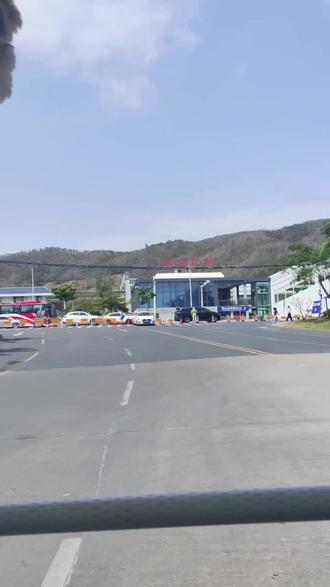 315告诉我们一个秘密 315告诉我们一个秘密
315告诉我们一个秘密,吃点便宜的水果,吃
点便宜的蔬菜,吃点便宜的粮食。因为没人
往几毛钱的白菜里加什么科技,加什么狠
活,加了成本就上去了,他们就要亏本了。
反而是什么东西越贵,越是反季节,越是奇
特,里面的高科技就会越多。因为他们怕变
坏,怕变质,怕一时半会儿卖不掉,损失
了。所以我们普通老百姓还是尽量吃点便宜
的,简单的,当季的食物吧。