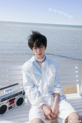 这件事昨天就想发出来了 到忘了
大家也别因为这件事情扰了心态 听说那个女生拍完就走了。其次就是相信扁扁 相信小四四们。然后多做数据,大家也不要骂那个女生了 #左奇函 #杨博文 #奇文