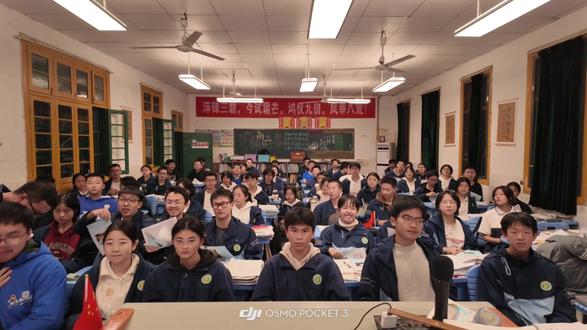 永州一中学子为永州队战长沙加油,狭路相逢永州胜,永州队的勇士们,你们前进的每一步都是家乡的骄傲。今天晚上李达广场不见不散,来自749班拍摄作品。#永州一中 #永州队 #湘超 #永冲锋