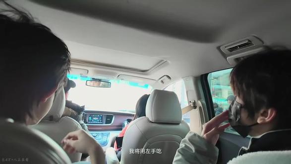 还是要多加小心 不要太贪玩了 #陈奕恒 #左奇函 #一颗好星星 #摔车 #单车骑行