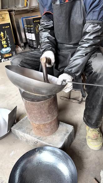 买章丘手工铁锅担心买到假的,正宗章丘手工铁锅一定是章丘原产地发货,锅体内无涂层锤印清晰可见,把手处有章丘专属印章,包装都是有章丘独特标识#无涂层不粘锅 #炒锅不粘锅 #章丘手工铁锅