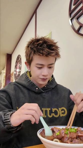 任国超你打听打听,谁不是【第一口粉丝先吃】#任嘉伦 #任行中国