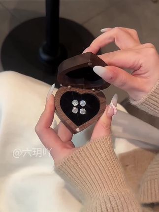 #右手等待螺丝帽 #莫桑钻 #闪闪发光 #耳钉#耳饰