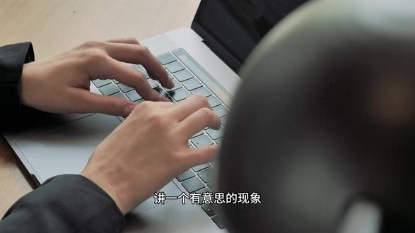 微信语音和QQ翻红背后,藏着一盘代际交替的大棋 键盘上的麦克风:一场关于效率、权力、代际与自我选择的沟通思辨(四)
【QQ热与微信语音:腾讯正在下一盘你看不见的棋】
微信PC语音上线,同时QQ在00后中翻红。两件事背后是一个趋势。QQ热本质:年轻人逃离微信的社交过载,去QQ找“赛博真我”。微信语音补课的真正原因:腾讯让QQ当试验田,验证成熟后再导入微信。这是趋同进化,微信在QQ化,QQ在深耕年轻化。更深的问题:当今天用QQ的00后进入职场,他们的沟通习惯会改写我们的礼仪规则吗?对他们而言,语音可能不是冒犯,是亲近。规则从来由最活跃的使用者定义。保持观察,保持开放,同时守住自己的原则。
#微信语音 #QQ翻红 #代际差异 #职场未来 #商业观察