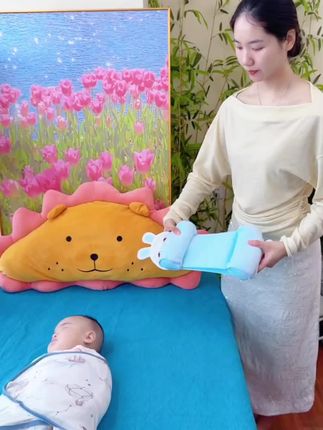 宝宝长期侧头睡,很容易把头型睡的不好看,可以给宝宝安排一个小米定型枕,面料很柔软,很透气,中间是0高度的,不影响宝宝健康成长 #新生儿 #好物推荐#定型枕