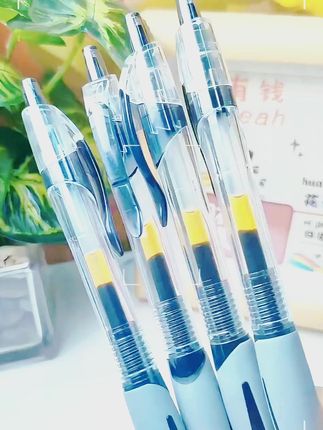 这款舒适中性笔超值活动来了,12支中性笔才几块钱就给咱们包邮到家了,太划算了!你们赶紧点开下方小黄车去抢,收到货一定会让你惊喜的!他这个笔身是简约的黑灰配色,加上防滑软卧的设计。 写一天都不觉得累手啊,丝滑的笔尖,浓黑的油墨书写,平时用来刷题、考试、办公都合适,趁现在活动便宜,赶紧去囤起来吧。 #文具 #笔 #中性笔