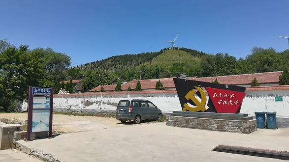 济南周边自驾游(—)
东牛角村原为山东省淄博市淄川区岭子镇下辖行政村,1996年废止行政建制后并入大口村。该村始建于明代,因村南牛角状水湾得名。1938年2月成为第一届中共淄川县委驻地,现存县委办公旧址两处,使用面积合计86平方米。
现存石屋建筑群、观音庙遗址及东牛角水库等文化地标,2016年入选省级传统古村落名录。
地处淄川区西南部,与济南章丘区响水泉村接壤,平均海拔420米。
青阳河自北向南穿村而过,形成面积约15亩的东牛角水库,
周边群山环抱,主要山体包括尖山、金牛山等,植被以黄栌为主,秋季呈现红叶景观。
石屋建筑群,现存明清至民国时期石砌民居23处,采用当地青石干砌工艺,屋顶呈人字形结构,整体保存完整率超过70%。#最美乡村风景 #最美乡村 #乡村风景