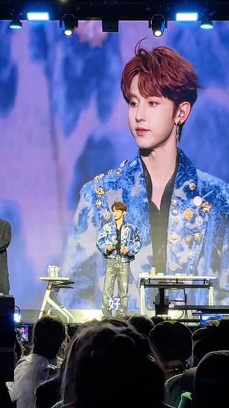 郭俊辰你也太抠了吧……
三勺盐殿下居然不给加盐了@郭俊辰 @郭俊辰工作室OFFICIAL ,差评(才怪)😺 抱歉标题党一下,其实是给来到现场的每一个人都准备了超级多伴手礼(远超票价)以及此男甚至专门给每个人选了一杯有粉色包装和可爱小狗外观的奶茶。之前郭俊辰在节目里怕大家忘记他,于是他偷偷的给大家的奶茶里加了三勺盐,见面会时他说:"我给大家每一个人都准备了一杯奶茶,但是这次没有加盐,因为我觉得今晚足够让大家记得彼此。"哎呦我天,这男人怎么这么会!最后就是每个人不仅大饱眼福也大饱口福!#郭俊辰往奶茶里加了三勺盐 #郭俊辰 #郭俊辰见面会 #宠粉 #奶茶