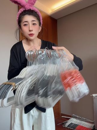 家里缺#衣架 的快来捡个漏,就这个#超便宜超划算 的无痕衣挂,挂衣服肩膀不鼓包还防滑,再也不担心衣服被大风吹跑了#懒人必备 #家居好物 #爱了爱了