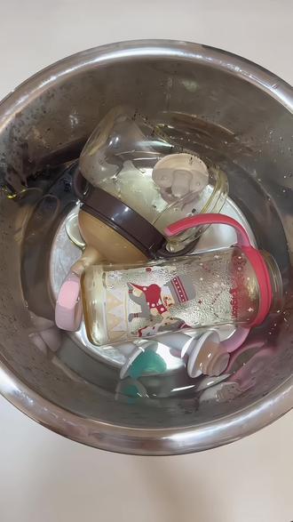 别再用开水烫奶瓶了……#奶瓶清洗 #喂养台三件套