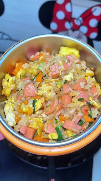 #上热门 超级豪华版蛋炒饭,大人小孩都爱吃#全职妈妈 #美食 #十亿流量扶持计划 @DOU+小助手