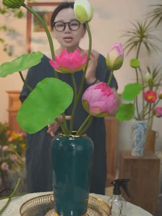 家里放什么植物好呢?推荐大家试试这个荷花仿真花,它不仅美观大方,而且寓意美好,特别适合喜欢清新淡雅、宁静致远风格的人,把它摆在家中,能增添不少书香气息,让你的家更有生机与活力。它是新中式婚礼常用的插花之一,可以用来装饰客厅,让家里看起来更上档次。#绿植#仿真 #荷花 #绿植花卉