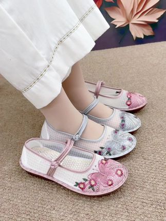 一款适合日常穿着的绣花鞋#夏季穿搭 #只做高品质 #感谢官方抖音绿色平台 #洋气百搭