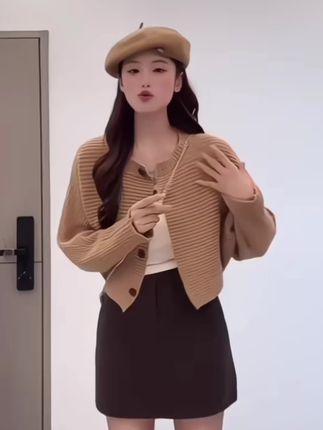 姐妹们快来试试这件短款毛衣,它是蝙蝠袖的设计,穿上特别显瘦,而且还是圆领的,很适合秋天穿。它属于那种小众的设计,非常适合爱美的女生,喜欢的朋友千万不要错过了!#穿出高级感 #高级感穿搭 #简约风穿搭 #慵懒风穿搭 #百搭上衣