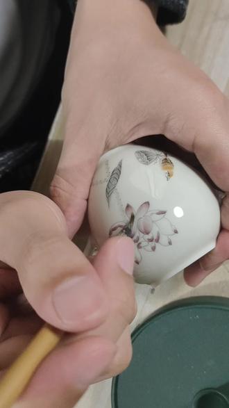 🖌️救命!这手绘陶瓷也太绝了吧~
🎨一笔一画勾勒出荷韵蝶舞,指尖生花好治愈!
✨你敢信这是手工画出来的?传统文化永远的神!