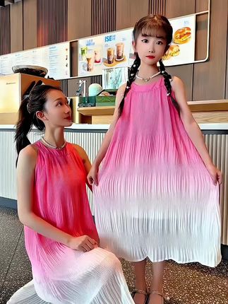 #我要上热门 女生高级感露肩渐变百褶中大童公主裙6-12岁女童连衣裙度假沙滩裙#高品质童装 #生女儿就是用来打扮的 #谁穿谁好看 #夏季新款 @DOU+小助手 @DOU+上热门 @巨量千川
