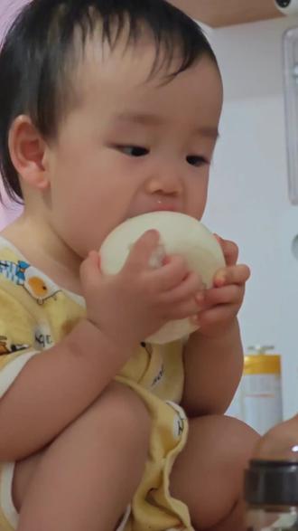 偷吃馒头的样子,像是我没有给你做饭吃……🤣#真实生活分享计划 #人类幼惠成长记 #偷吃被发现 #馒头