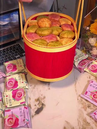 清甜又好吃的云南鲜花饼!#鲜花饼  #糕点  #零食推荐 #好吃 #味道好极了你们想吃吗