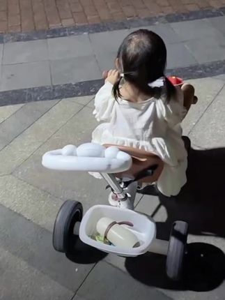 遛娃神器!多功能儿童三轮车,成长路上的超甜陪伴, ,宝妈宝爸们看过来👀 这款超实用儿童三轮车,必须加入溜娃装备清单✨, ,✔️ 可推可骑二合一 ,18 - 36个月靠爸妈推,2 - 6岁自主骑,一辆车陪娃长大🎈, ,✔️ 座椅前后两档调节 ,不同身高都适配,不用频繁换车,省心又省钱💰,✔️ 多档高度调节推杆 ,家长推行不累,轻松找到舒适高度,溜娃更自在🚶♀️,✔️ 一体钛空轮+高配树脂发泡轮 ,免充气、防爆防扎,复杂路面也能稳当骑,不怕宝贝受伤👶,✔️ 还有可储物前框、两点式安全带 ,装玩具、保安全,细节拉满💯,#萌娃骑车 #儿童车 #户外遛娃 #新司机上路 #遛娃神器