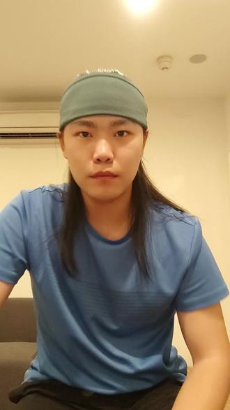 #海外生活 #留学生 #南京 #中国人民抗日战争胜利80周年 #铭记历史
于我来说,平日也算注重仪式感的一个人,要说人生中重要的事,也能数上几件来。
可是这件事不一样。以往我一直在努力做好一颗螺丝钉的角色,就像从小学唱的,“愿作革命的螺丝钉,集体主义思想放光芒”。我在做螺丝钉的道路上学习着,希望能成长为一颗更大更坚固,能带动更快转速齿轮的螺丝钉,去服务祖国和人民。因为这件事我能够感觉到这颗螺丝钉在长大。
在过程中我数不尽多少委屈,误解,甚至嘲笑。但是我的共产主义信仰会一直激励着我向前。我不知疲倦的工作。我知道党和祖国,还有家乡的人民都在支持我。
在冲破重重阻碍回到国内之后,本以为等待我的是海阔天空,任务圆满。未曾想宣传阵线的硝烟超乎想象的激烈。为大局考虑我只能忍耐,只能静默。诸位亲友一定能理解我的苦闷!但我别无选择。
多言无意。这份铁证献给祖国和家乡。我无愧于信仰,无愧于南京,无愧于先辈英烈。感谢在此过程中以各种方式给予我支持的亲朋好友。这是我们共同见证的80周年。此为敬上!
中国人民抗日战争胜利八十周年明志记
遥看碧海思万千,北歌传颂声连连。
独行只为铁证捍,侧藐睁目讥笑言。
渡关破阻理彰典,阵线隐秘鲜硝烟。
我心无悔向英烈,信仰冲锋何惧难。
不敢忘,不能忘!多坎途,坚向前!
云开雾散会有时,汗青永存终坦然!
2025.09.03