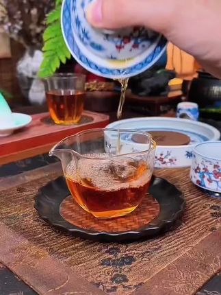 十来块到手的玻璃公道杯,颜值质感真没得说!汤色一眼可见,高硼硅玻璃材质搭配海棠花瓣造型真的很显高级#公道杯#分茶器#每日一茶 #高硼硅玻璃 #器物之美