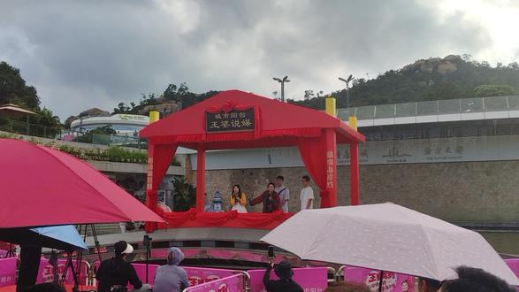 王婆说媒现场直播!社恐也能上台找对象啦,跟着干娘找对象! #今天的牵手嘉宾太好嗑了
现场实拍王婆说媒,普通人的相亲原来是这样
在这片热闹的景区,一座红彤彤的大型庙会舞台格外引人注目。舞台前人头攒动,仿佛每个人都在期待一场视觉盛宴。背景的青山绿水为这场活动增添了几分自然的韵味,让人不禁感叹:生活就像这舞台,热闹而美好。你准备好加入这场欢乐的聚会了吗?#景区活动#自然与欢乐的碰撞
