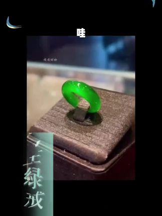 家人们谁懂啊?最近被这个帝王色满绿素圈给种草了!你看这颜色真的超级好看,而且它还有个特别的寓意,象征着纯洁与高尚的情操,戴上后显得手特别白嫩,简直爱不释手。#强烈推荐