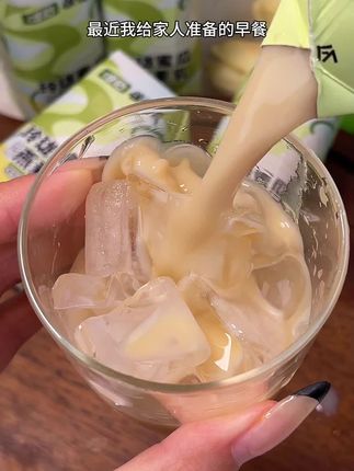 最近我给家人准备的早餐,都搭配一瓶唯怡新出的蜜瓜燕麦乳#燕麦乳 #早餐喝什么奶 #玲珑蜜瓜燕麦乳 #饮料推荐