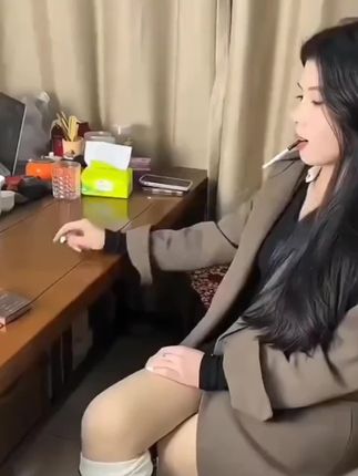 带盖子防飞灰玻璃烟灰缸,大容量家用客厅办公个性烟灰缸#烟灰缸#玻璃烟灰缸
