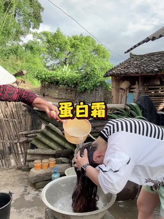每次洗头都需要婆婆帮忙,不管在哪里洗头都离不开这个蛋白霜 头发干枯毛躁分叉,都可以试试这个蛋白霜#原创视频 #我的乡村生活 #养发护发 #蛋白霜