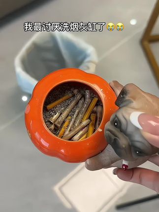 平时家里有喜欢吞云吐雾的朋友一定要入这款#一次性烟灰缸 自带灭烟沙,一秒灭烟的同时还能净化空气 ,用完就丢真的好方便!以后再也不用洗那臭哄哄的烟灰缸啦!#一次性烟灰缸 #自带灭烟沙 #超便宜超划算