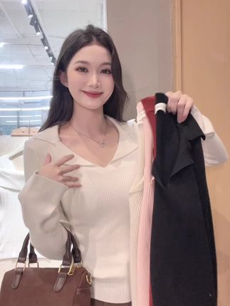 姐妹们,这件polo翻V领的上衣也设计的太好看了吧,面料采用安迪绒材质,手感亲肤柔软细腻,而且收腰设计巨显瘦巨显腰细,弹力非常大,姐妹们一定要拥有一件#内搭外穿都好看 #新款衫 #爆款热卖中#高级感穿搭