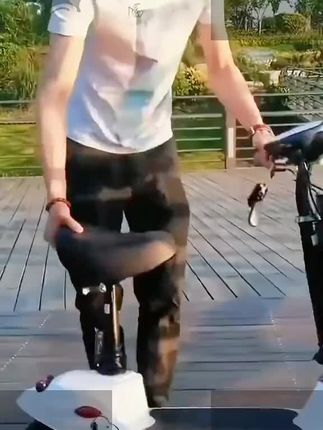 我最近发现了一款宝藏电动车,就是这个小海豚电动车,真的太喜欢了,它是可以折叠的,特别方便携带,而且动力很强劲,上坡也是轻轻松松就能搞定。它的续航里程也很不错,充满电一次可以骑很久哦!这么好的一款电动车,你们还在犹豫什么?赶紧点击链接购买吧!