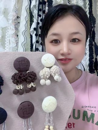 新款装饰,可以放到中古风窗帘上,加了松子球还蛮可爱,品质也挺好的,欢迎选购。#强烈推荐 #窗帘装饰 #窗帘辅料 #窗帘搭配