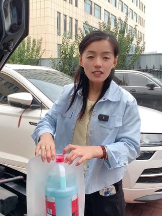 天气开始变冷了,大家要多留意将玻璃水换成防冻的,以免冻坏玻璃水箱!#玻璃水 #防冻玻璃水 #南北车主过冬差异