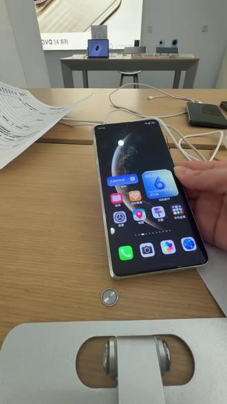 华为Mate X6:轻薄全能,折叠旗舰新标杆
华为Mate X6,以颠覆性创新重塑折叠屏体验。它集239克轻盈机身与寰宇星轨设计于一身,展开薄至4.6毫米,兼顾便携与优雅。其搭载的红枫原色影像系统,配备5000万像素物理可变光圈主摄与4800万像素长焦微距镜头,实现全焦段高清拍摄。