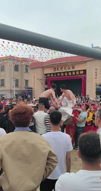 看的我浑身疼!!😨😰👍
#粤西年例 #湛江游神 #滚刺床 #穿令箭