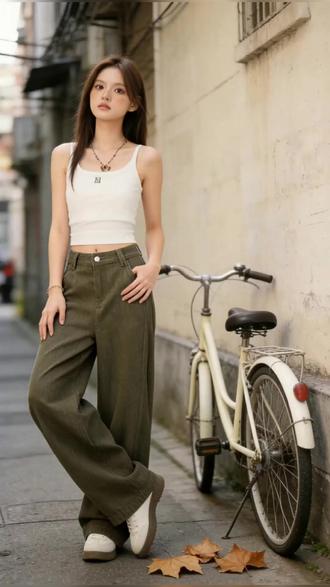 咖绿弯刀裤太懂微胖姐妹了!遮肉显高绝了! 100%棉面料垂顺抗皱,高腰阔腿版型包容身材小缺陷,斜插口袋实用又美观,签收后七天无理由退换~#夏季穿搭 #显瘦穿搭 #显高显瘦显腿长 #休闲裤 #夏日穿搭频率最高的穿搭单品