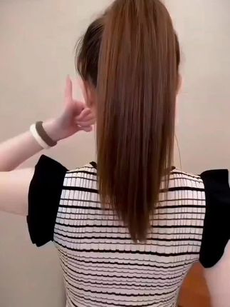💥发量多星人狂喜!这款“巨能扎”发圈绝了! 高弹加粗设计,不管你是细软少发还是爆炸头,都能牢牢hold住发型,不松不滑还不勒头~ 莫兰迪色系超百搭,日常扎马尾、丸子头都巨显质感,关键是耐用还不贵! 头发总是扎不牢的姐妹,赶紧点小黄车入手,从此告别发型塌掉的尴尬时刻! #发圈推荐 #高弹发饰 #发量王者 #抖音好物 #日常配饰