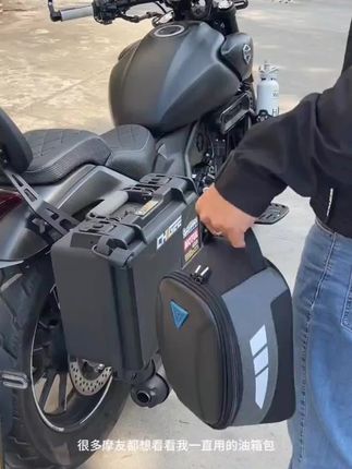 带磁铁的油箱包,只要是铁油箱或者都可以吸住,方便实用,拿取东西方便#春风450sr #磁吸油箱包 #摩多狼油箱包