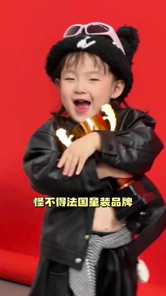 怪不得法国童装品牌会点名邀请闪闪当模特了!闪闪走起T台来,还真挺有范儿的 #老铁娱乐观察站 #年年有娱