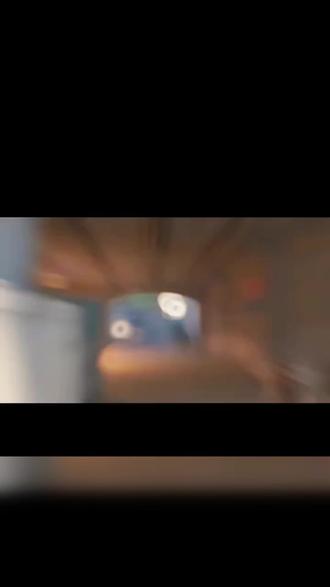 真拿你没办法,坐好喽
那是CS职业赛场上,一记足以载入CNCS记忆的冷枪。赛场寂静得只剩下鼠标点击与呼吸声。TYLOO深陷经济绝境,全员半甲残装,几乎是赤手空拳面对当时如日中天的世界第一战队Vitality。DANK1NG没有选择保守退守,而是抓起了那把轻如鸿毛、威力却被无数人轻视的鸟狙——SSG 08。对面,是被称为“怪物”的ZywOo。彼时他正站在CS巅峰,反应、定位、威慑力都近乎无解,是所有狙击手的噩梦。他前压控场,姿态从容,仿佛一切尽在掌握。谁也不会想到,这一步,会撞上来自东方的致命准星。DANK1NG静步卡位,目光如钉。没有多余动作,没有花哨身法,只有一瞬的屏息、瞄准、击发。枪响的瞬间,尘埃未落。一发轻盈却决绝的子弹,越过战场喧嚣,精准穿过ZywOo的头颅。世界第一应声倒地。全场哗然。那不是依靠火力碾压的胜利,而是极致瞄准与绝对冷静的胜利。一把廉价鸟狙,一颗普通子弹,一位中国选手,在最绝望的局里,狙杀了当时不可一世的天才。这一枪没有改写整场战局,却在无数观众心里刻下了一句话:再强的神,也会被凡人一枪封喉。它轻得像一阵风,却重得像一座碑。#csgo #cs2