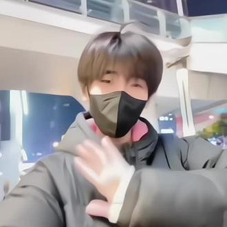 克莱因蓝是人死后瞳孔的颜色 人死后会减轻21克 21克是感情的净重 就算我死了 我对你的爱也会留在这世间 #左奇函 #左奇函CoCo全球品牌普通人 #源味小椰 (yc: @:萌鼠眼角痣_(五公🎫来 )