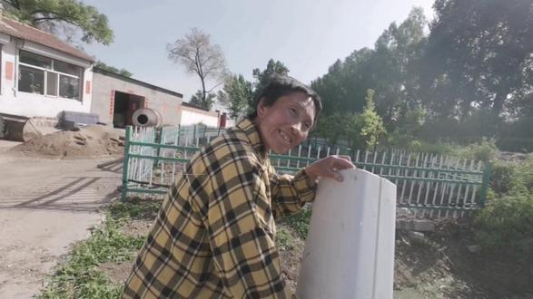 妈妈的觉醒日记:她学会的不只是一个墩地桶的使用 我妈这辈子,没怎么接触过新鲜东西。这个拖地桶一分为二,她没见过。我教她怎么洗拖布,怎么挤水。她学的很慢,动作有点笨拙。但学会了之后,她笑了,说很简单,这个笑我收好了。#妈妈的觉醒日记 #教妈妈 #治愈系 #叶子的日记 #人间观察计划